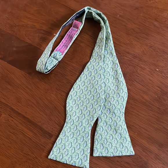 Vineyard Vines Other - Vineyard Vines Bow Tie Green Fish Adjustable Silk